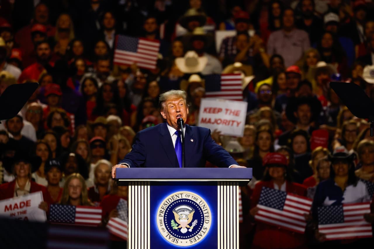 Trump promises $5,000 checks if Republicans win the midterms. He also teased tariff and ‘DOGE’ dividends last year that never came.