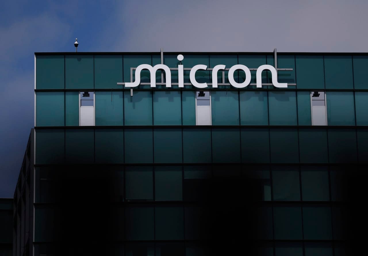 Micron’s stock sinks toward worst monthly drop in 11 years as China fears escalate