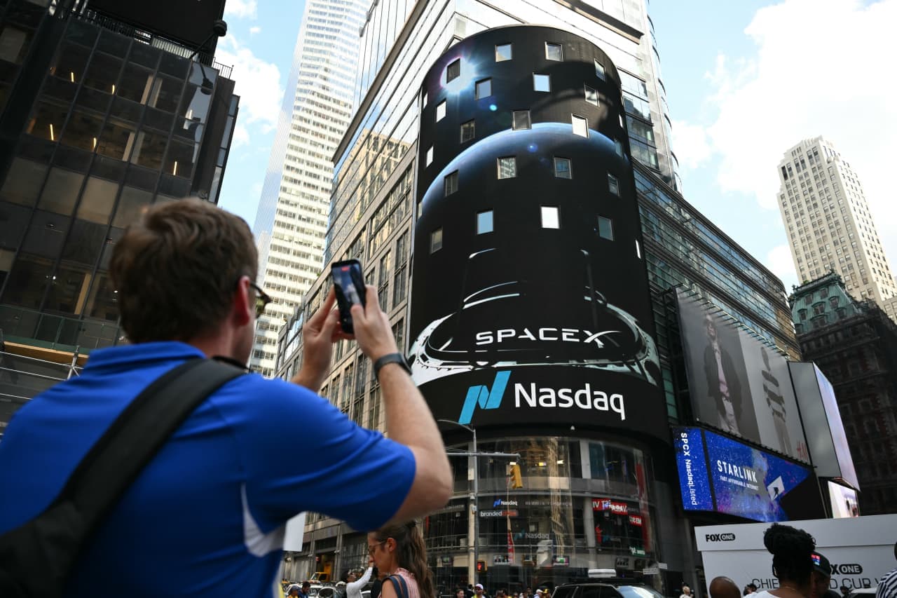 EchoStar’s stock has fallen alongside SpaceX’s — but it may now be worth another look