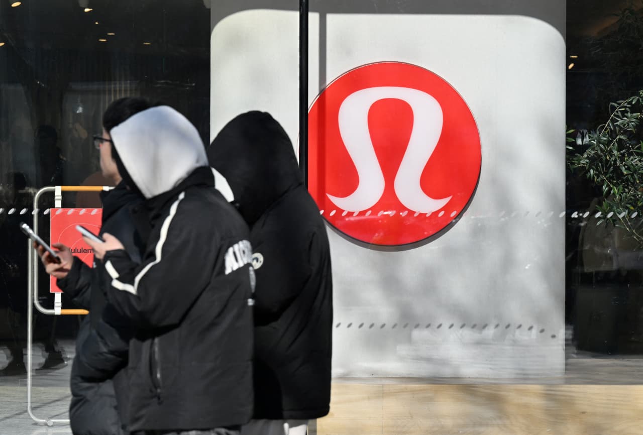 Lululemon’s sales drop raises deeper concerns about the company’s turnaround