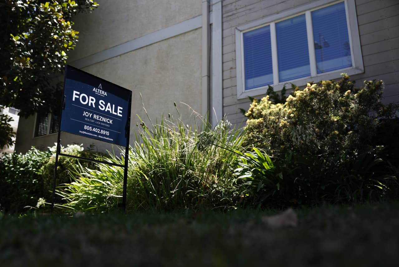 The Treasury market is flashing a warning sign for home buyers. Are 7% mortgage rates next?