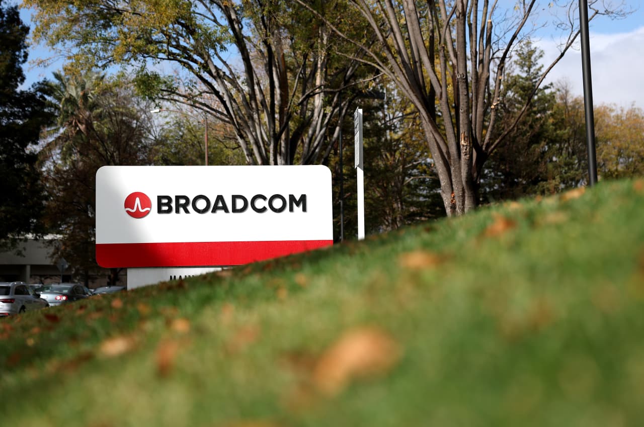 Broadcom stock fall as investors weigh guidance. Here’s what Wall Street analysts are saying.