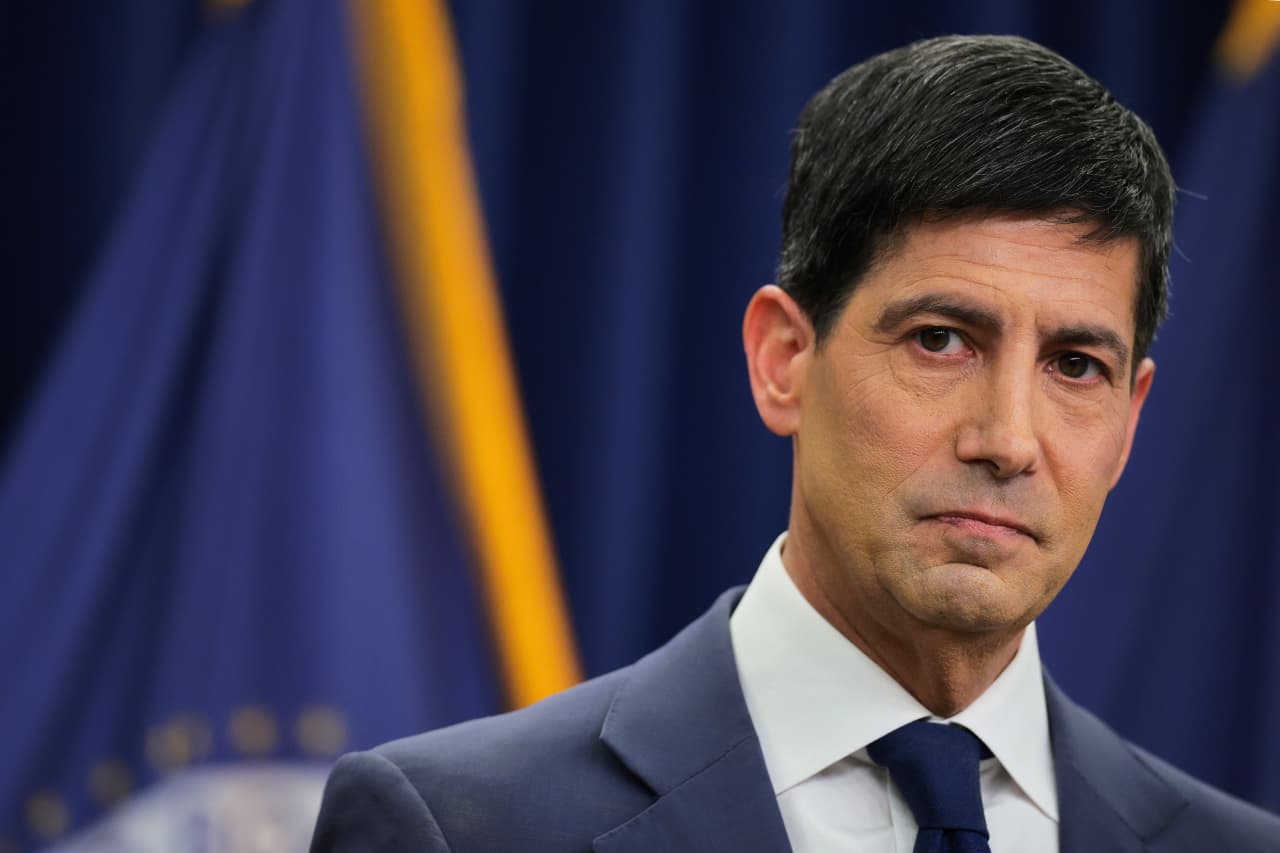 Warsh warns investors not to expect hints at future Fed rate moves