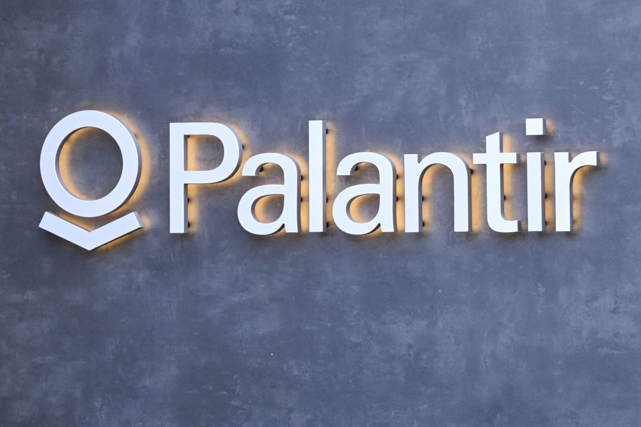Why Palantir’s stock is missing out on a big software rally