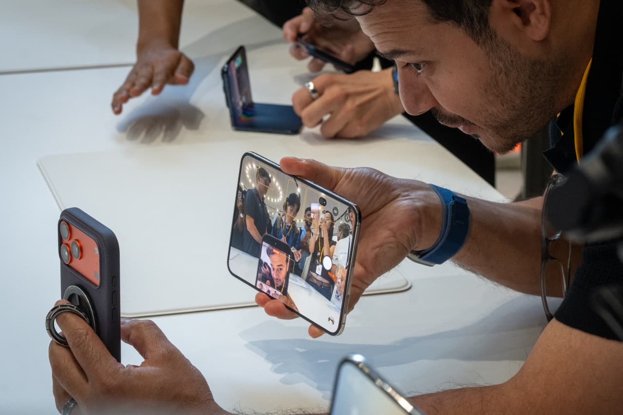 Want Apple’s $1,999 foldable iPhone Duo? Here’s what T-Mobile, AT&T and Verizon are doing to lower the cost.