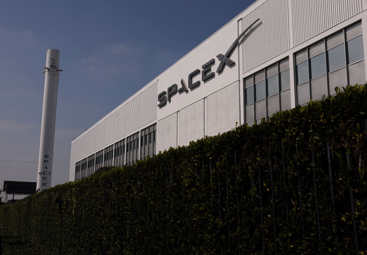 SpaceX is back in the $2 trillion club after nearly two months