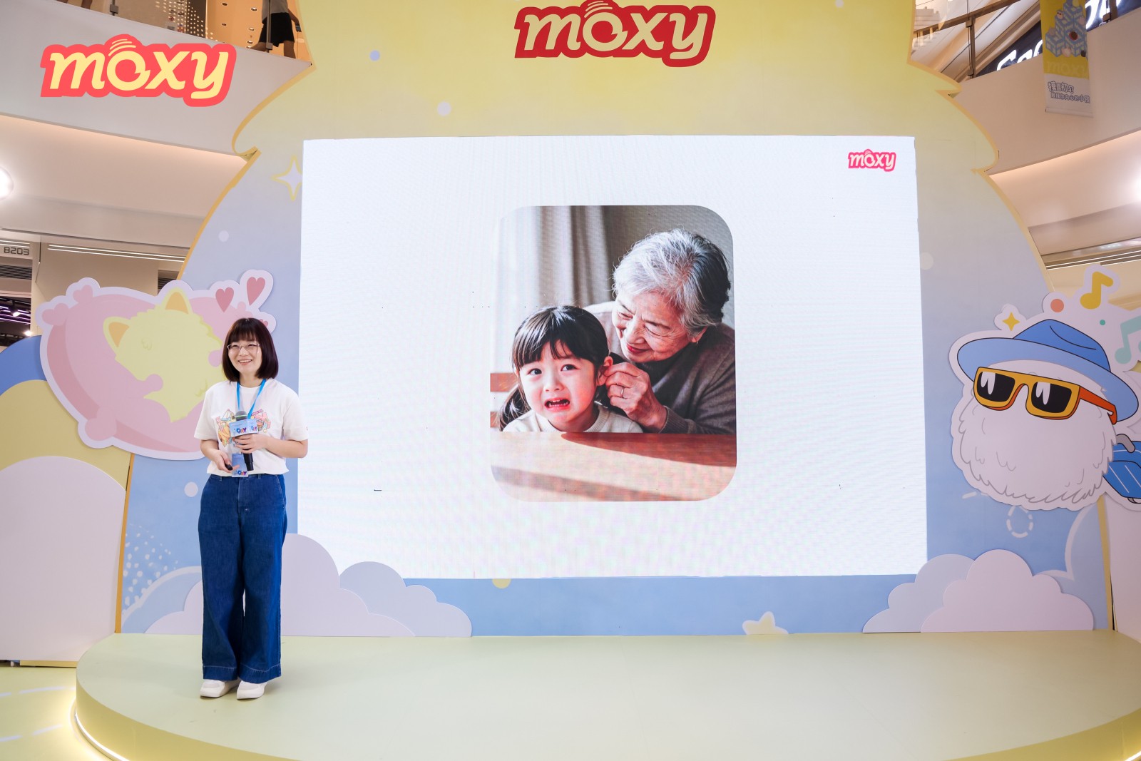 自研全域柔性电子皮肤,Moxy摸喜发布首款AI陪伴机器人|最前线